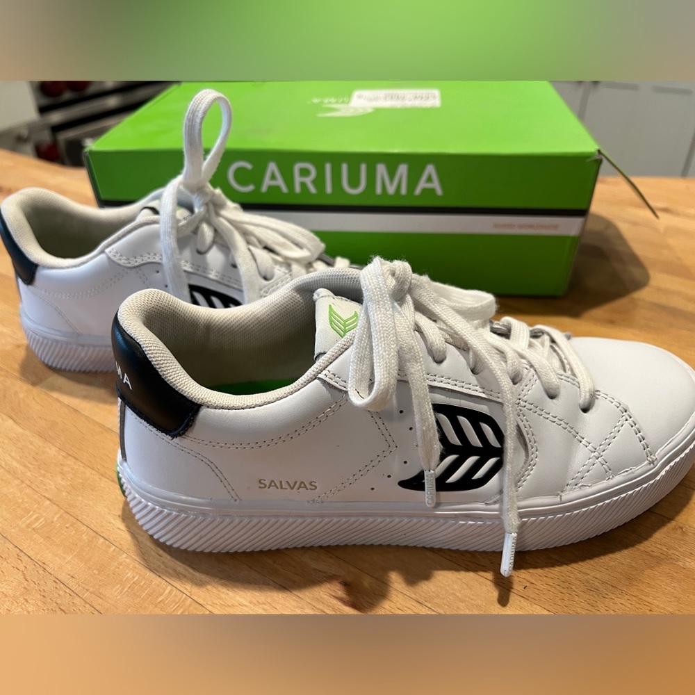 Like new Cariuma Sz 7 Salvas leather sneakers white w/ Black details